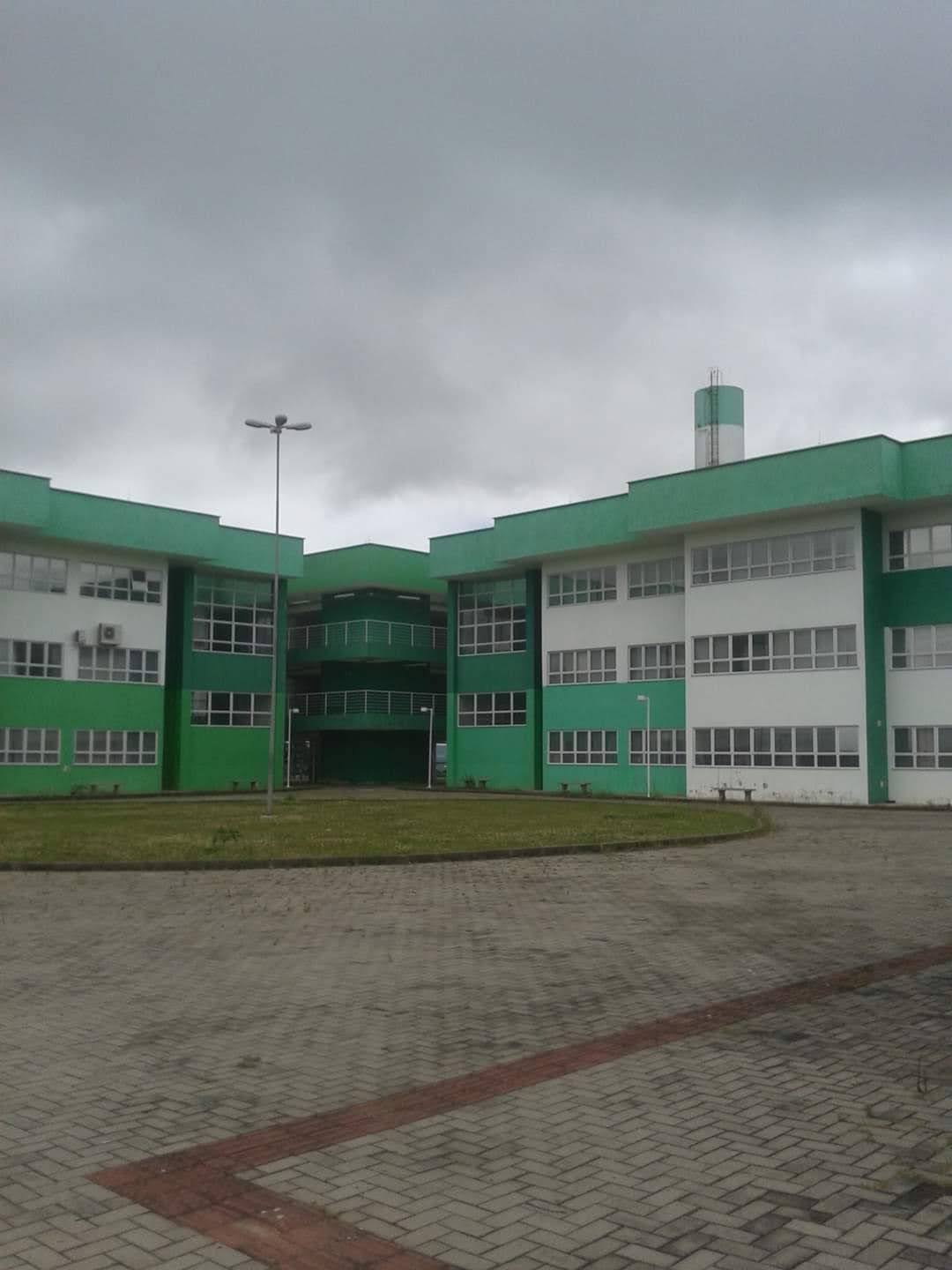 Fachada de prédio comercial com pintura verde e branca